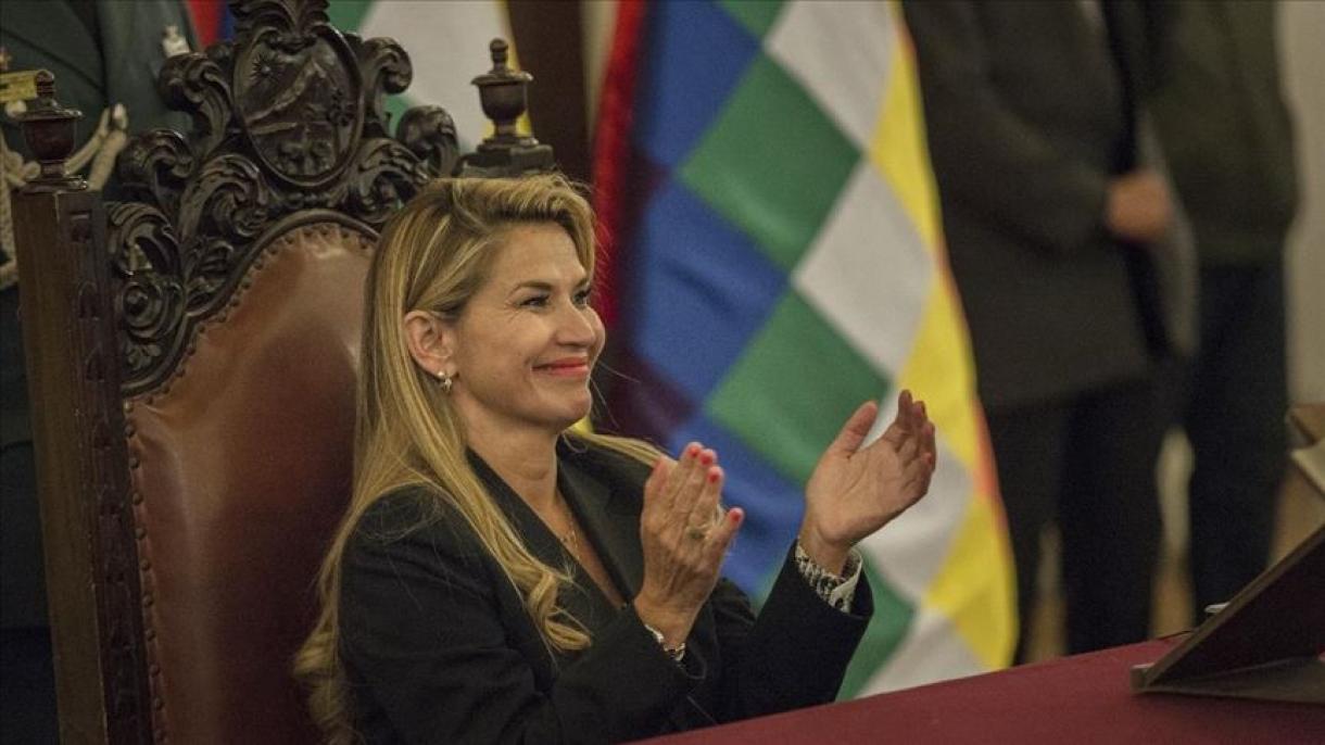 La presidenta interina de Bolivia posesionó a tres nuevos ministros