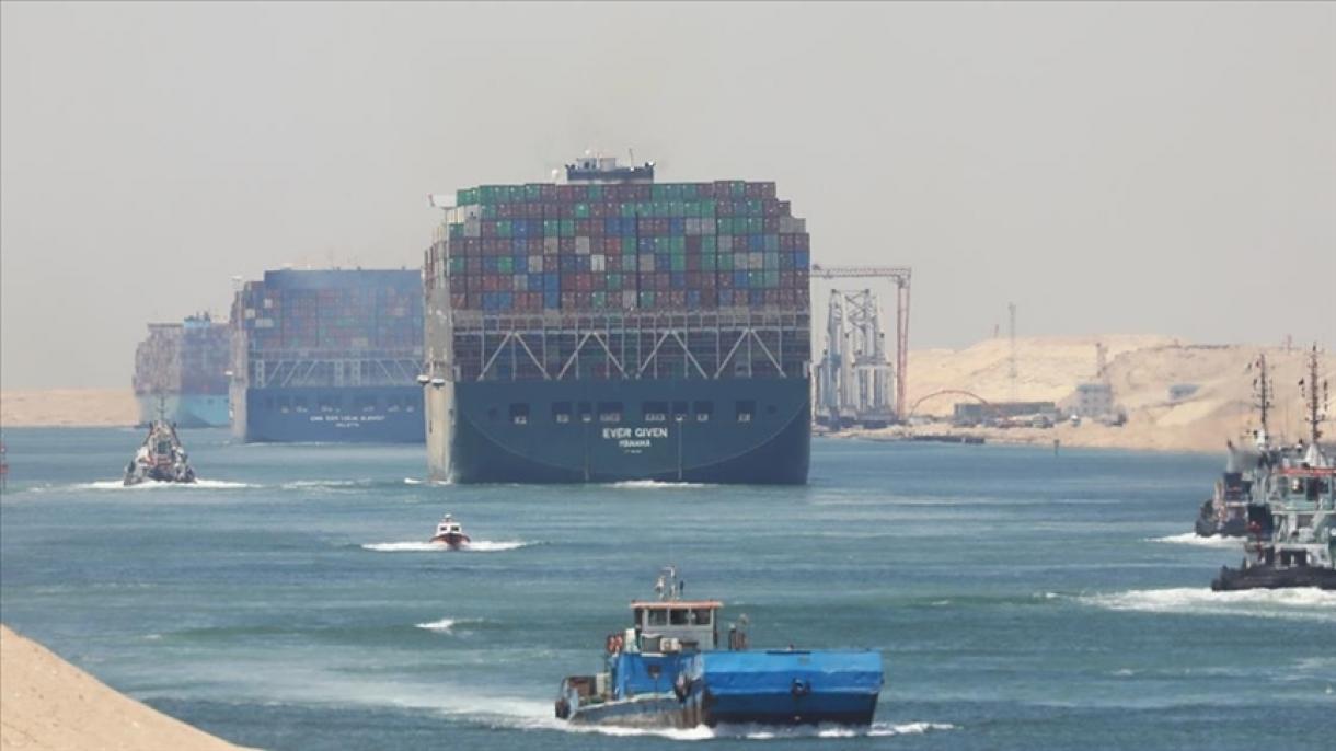 Esteve interrompida a passagem de navios no Canal do Suez