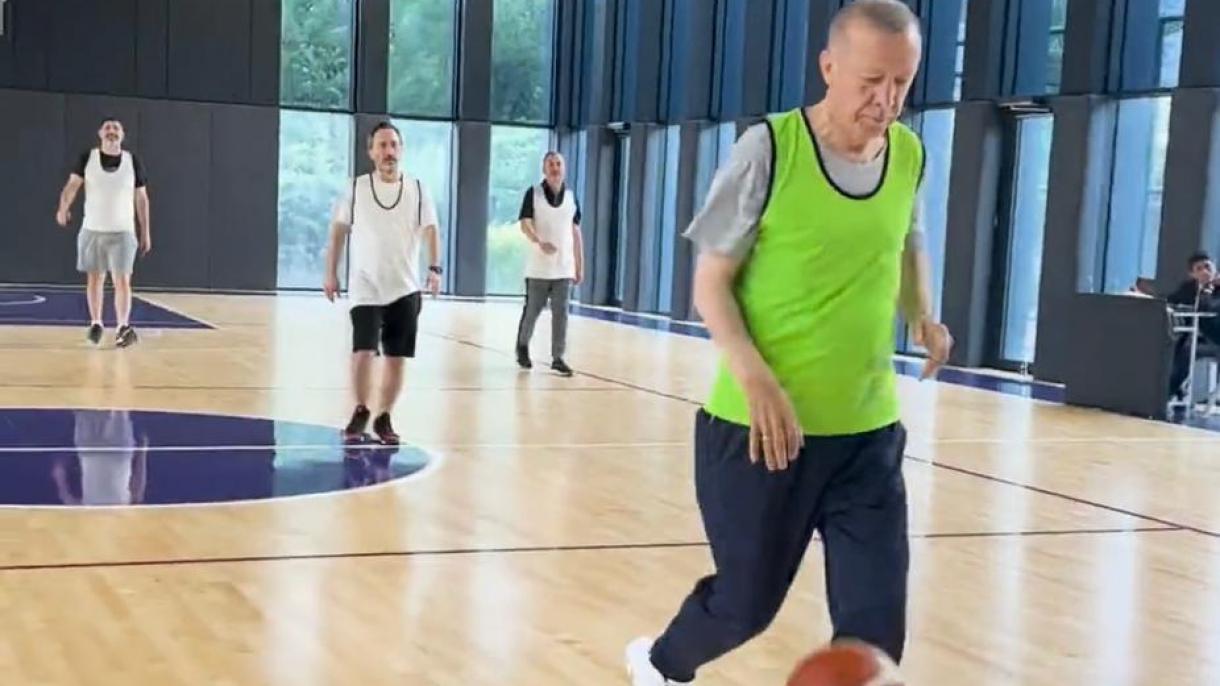 Prezident Erdo‘g‘anning basketbol o‘ynayotgan tasvirlari bo‘lishildi