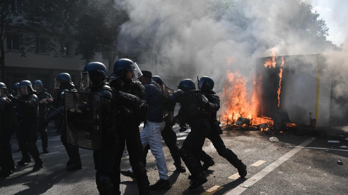 法国多地民众示威抗议养老金改革