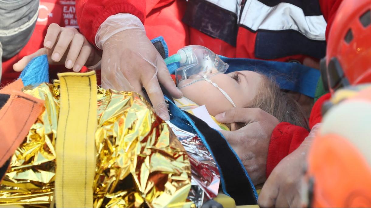 Rescatan a una niña de cuatro años tras 91 horas del terremoto de Izmir