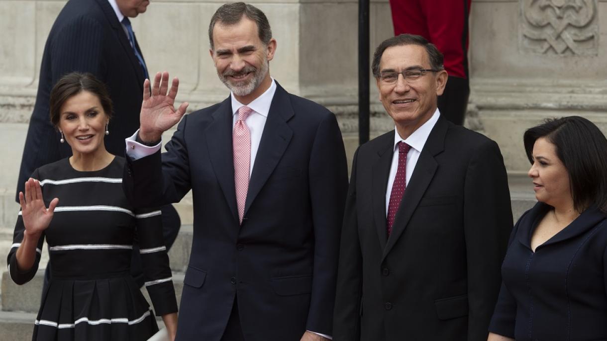 El presidente de Perú recibe a los reyes de España con una bienvenida oficial