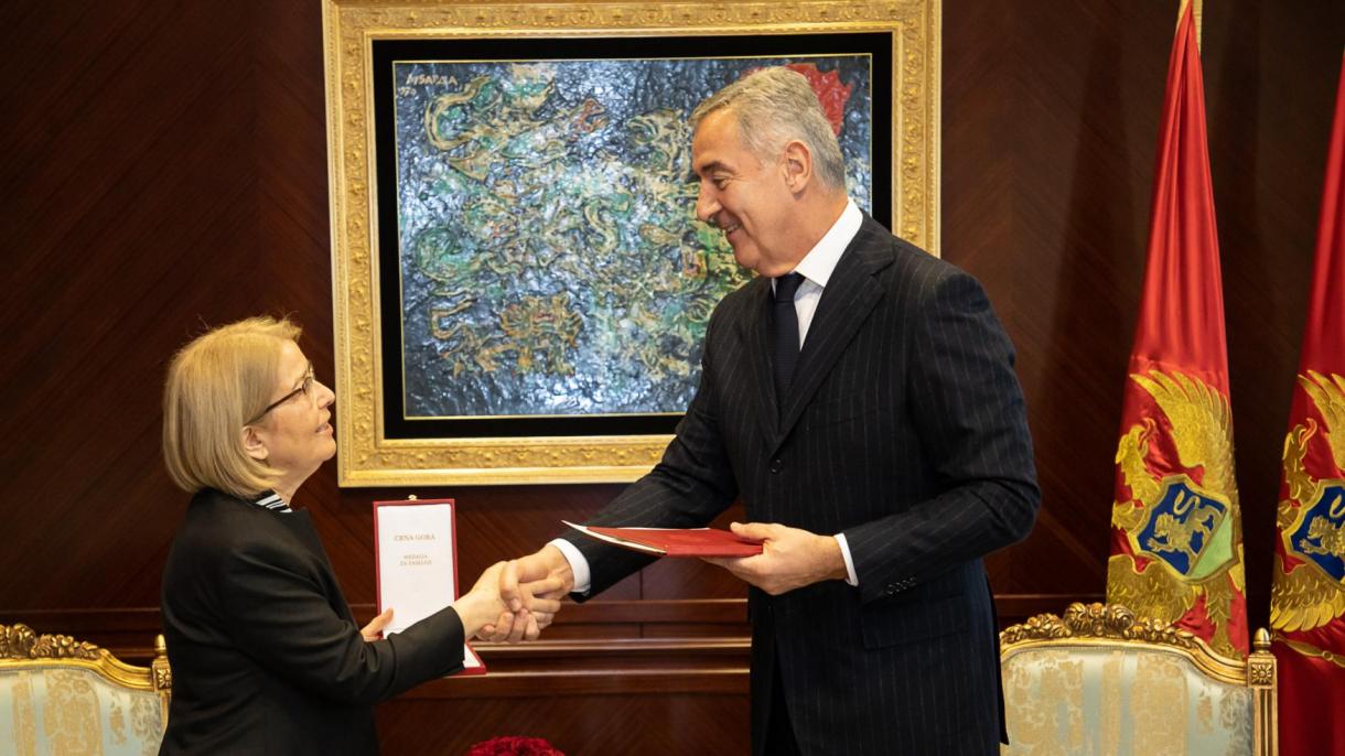 Черногориянын президенти Мило Жуканович  түрк элчисине медал тапшырды