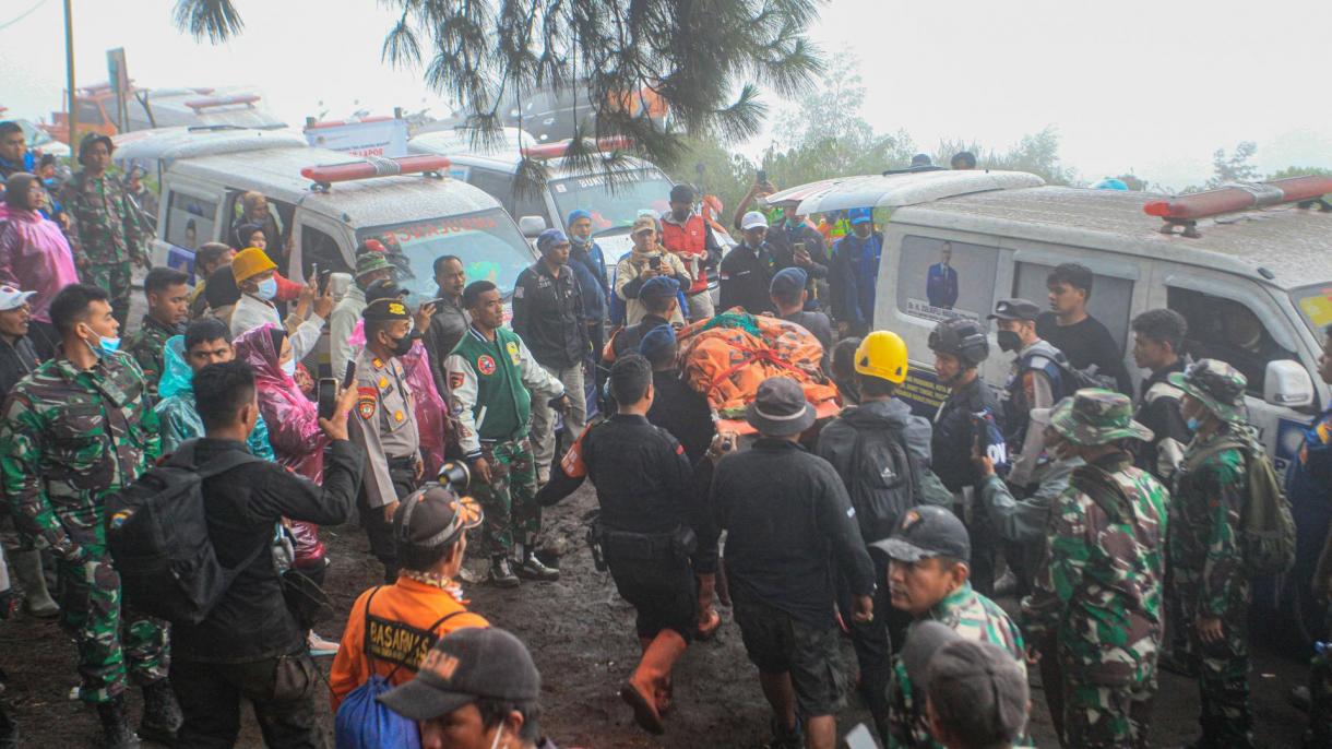 印尼默拉皮火山喷发致22名登山者死亡