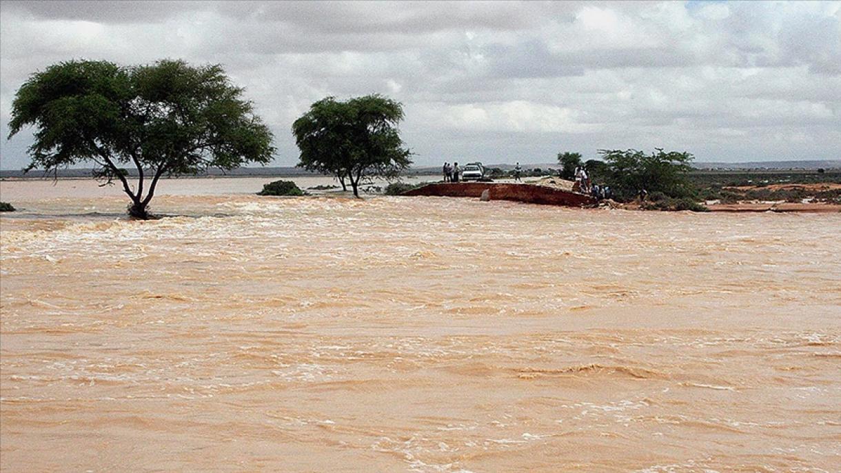 索马里洪灾造成10万人流离失所