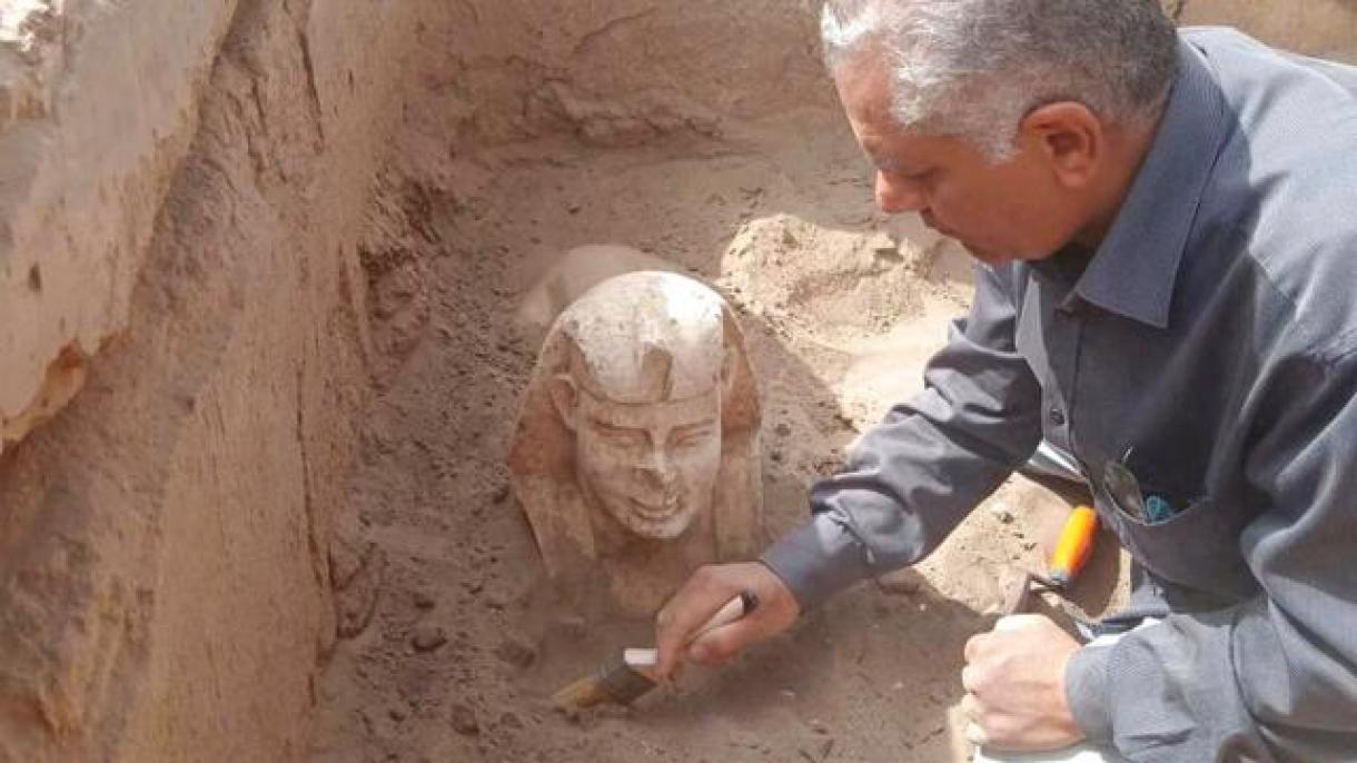 Arqueólogos egipcios encuentran una estatua parecida a una esfinge