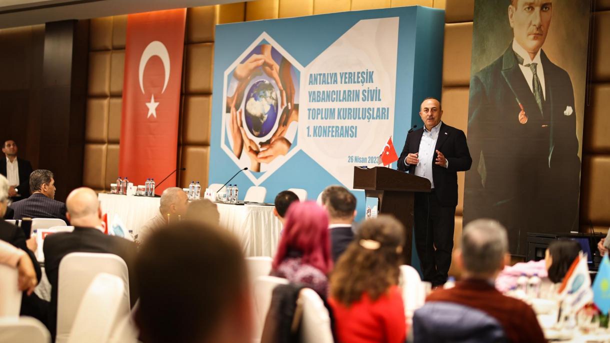 Çavuşoglu agradece a extranjeros residentes que asistieron a damnificados del seísmo en Türkiye