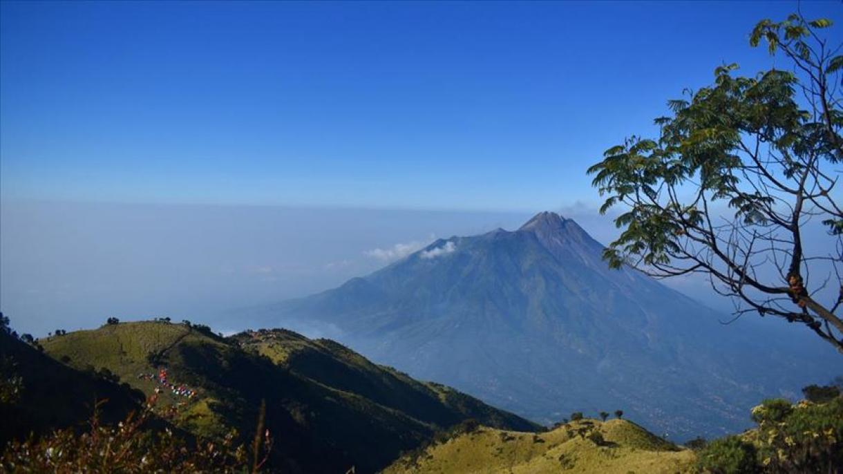 Indoneziyada vulqon tog'i kul va tutun tarqatishga boshladi...