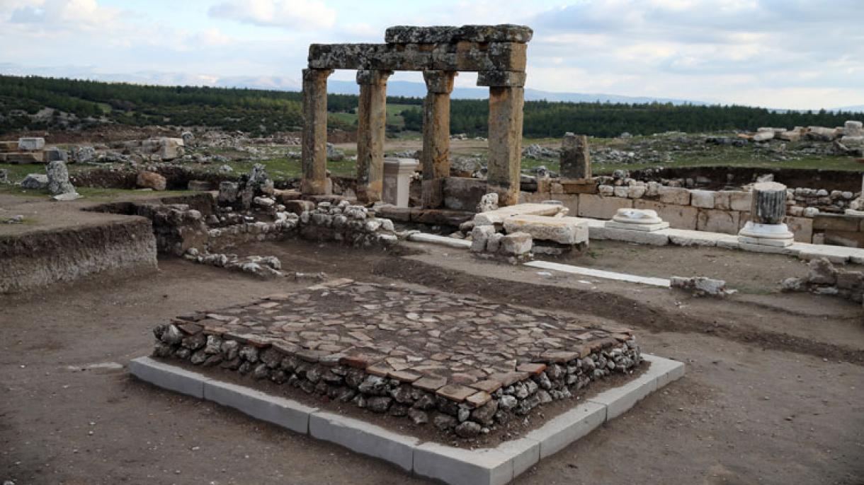 Hallan un área de altar de la diosa Deméter en la antigua ciudad de Blaundos, Turquía