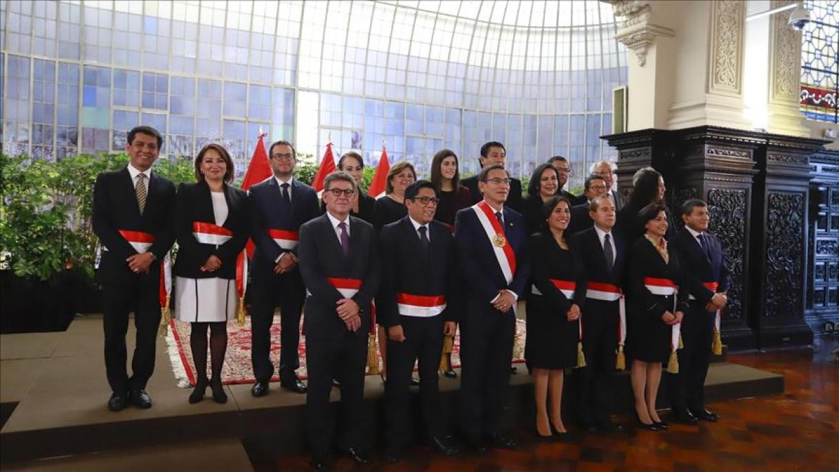 Presidente de Perú juramentó a su nuevo gabinete