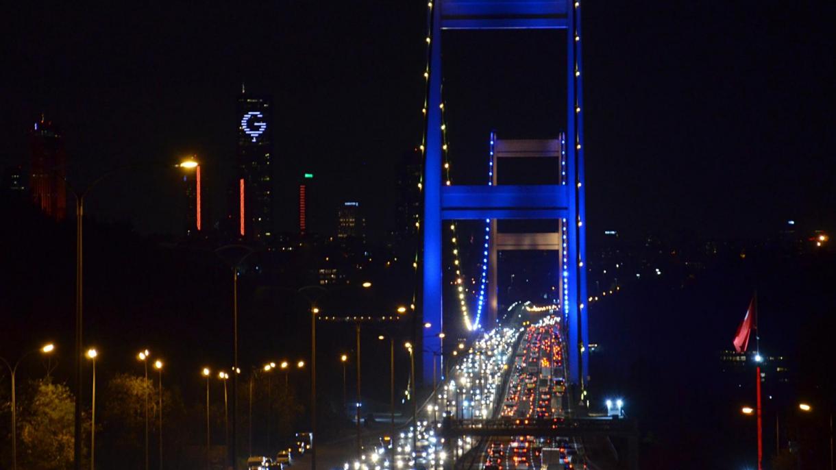Мостот „Фатих Султан Мехмет“ над Босфорот осветлен со боите на знамето на Босна и Херцеговина