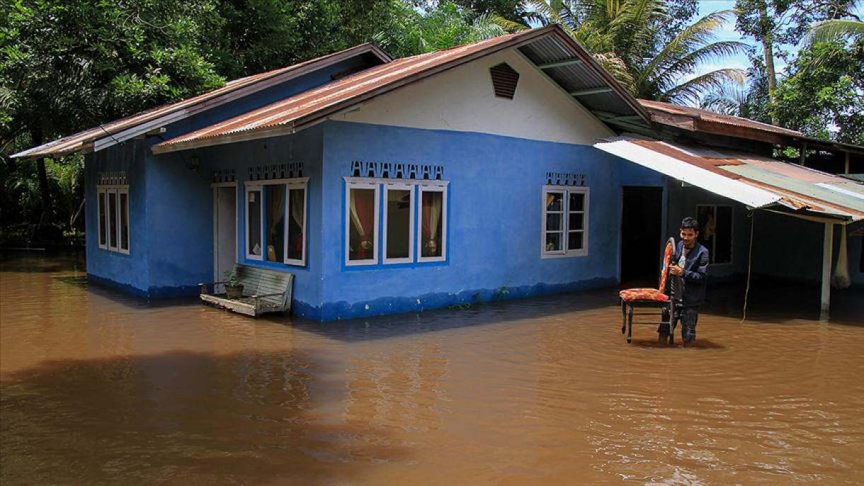 Llega a 104 el número de víctimas mortales en las inundaciones que azotaron Indonesia