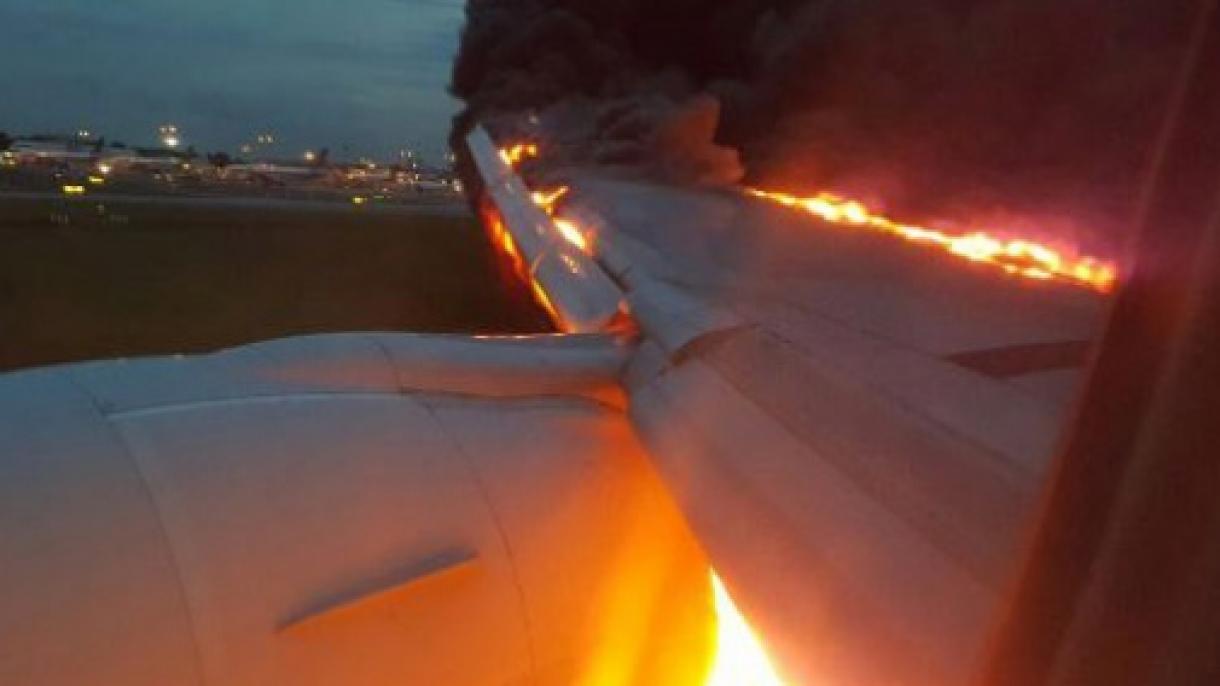 سینگا پور  ائیر لائن  کے ایک طیارے کو آگ لگ گئی