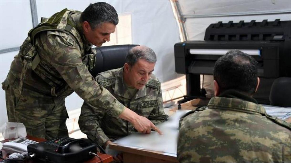 Chefe do exército turco inspeciona tropas nas províncias da fronteira
