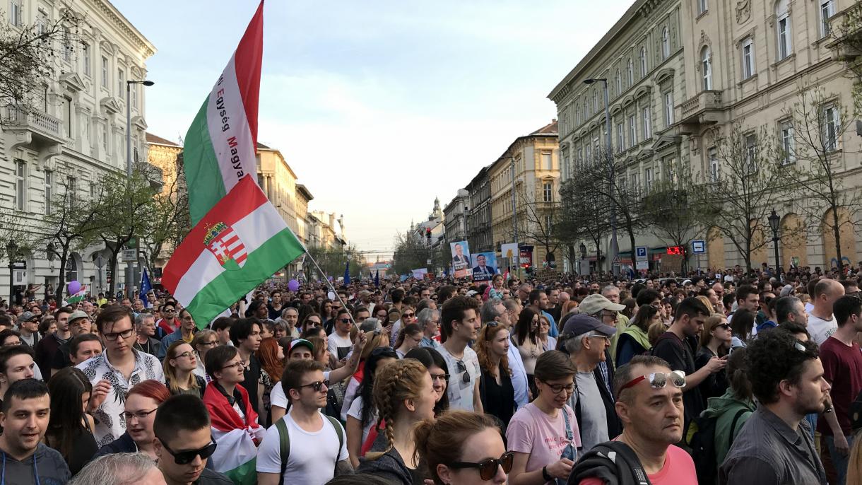 匈牙利数十万人涌上街头
