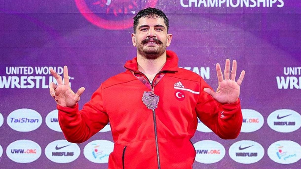 O lutador turco Taha Akgül foi campeão europeu pela oitava vez