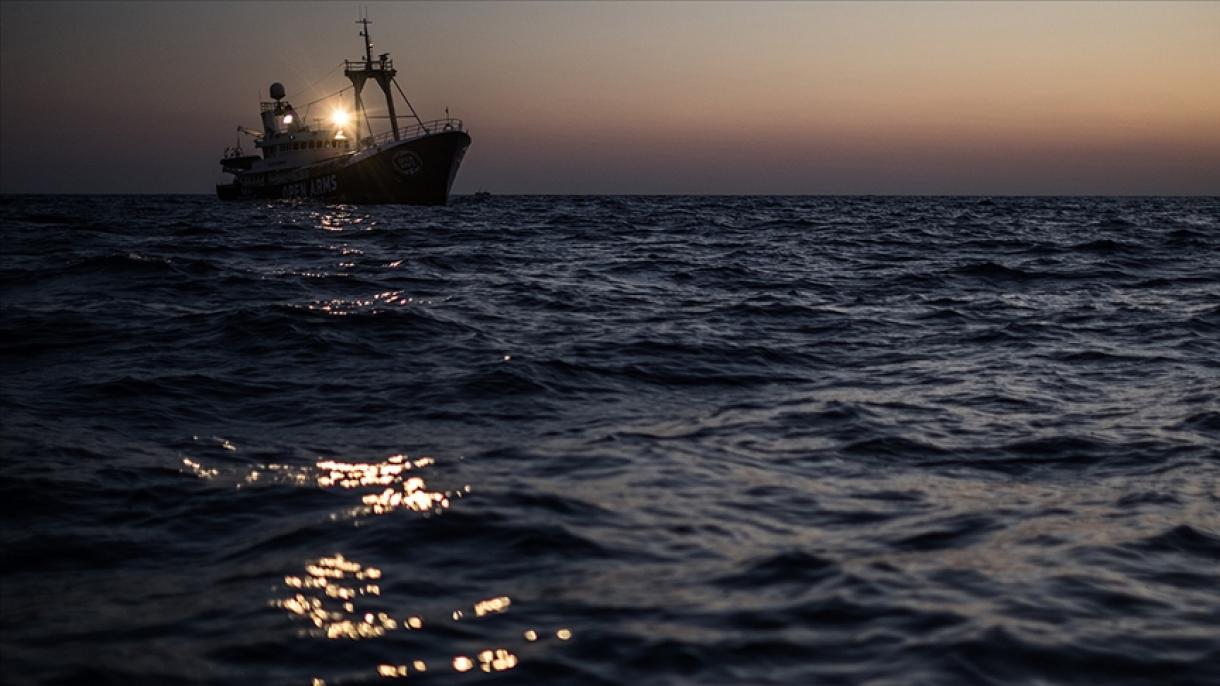 一艘货船在希腊莱斯博斯岛海岸沉没