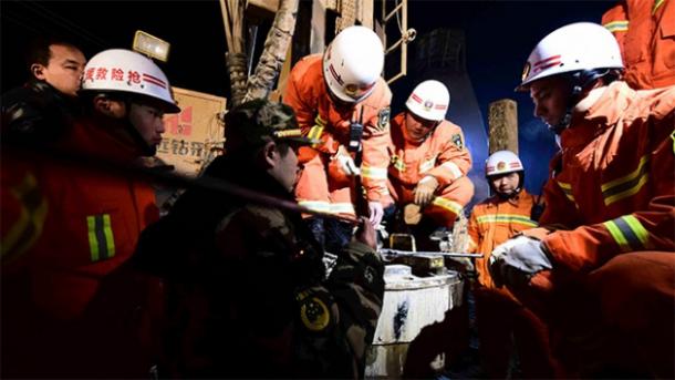 中国4名矿工被困36天后成功获救