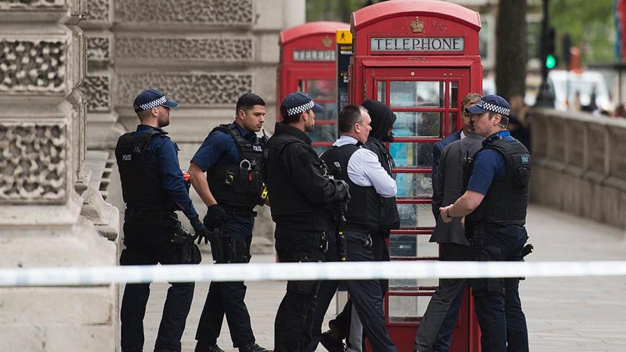 Londra, polizia ferma uomo armato di coltelli vicino a Downing street
