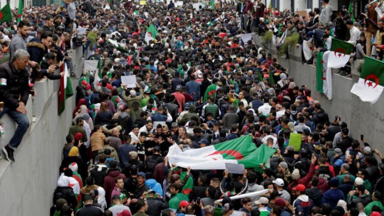 Protestan en Argelia la prolongación del mandato de Bouteflika