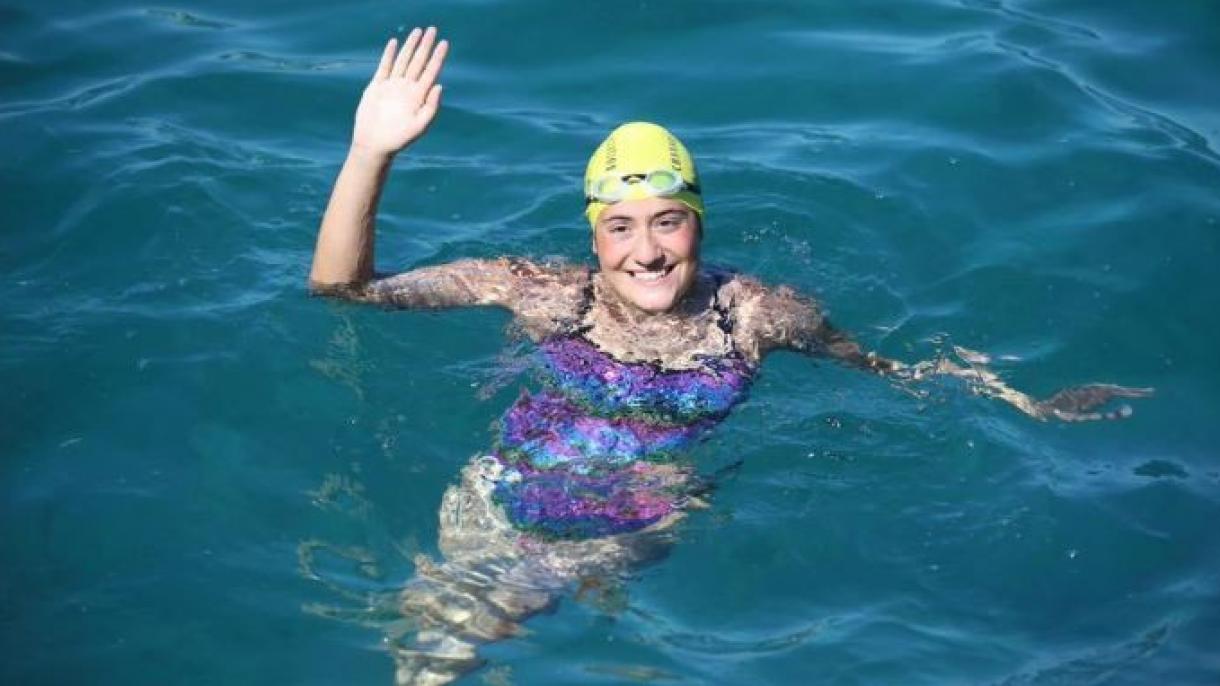 Aysu Türkoğlu se convirtió en la nadadora turca más joven en cruzar el Canal de la Mancha