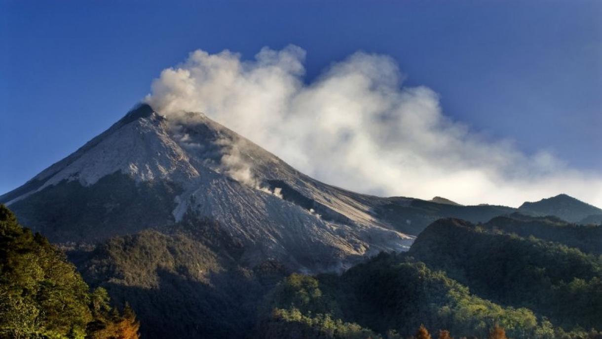 Movimiento volcánico en el Volcán Merapi en Indonesia