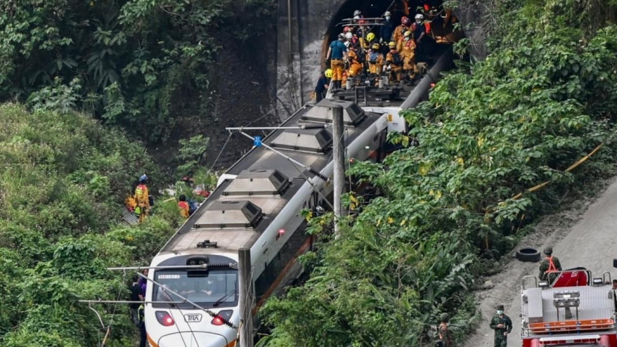 خارج شدن قطار از خط در تایوان جان ده ها تن را گرفت