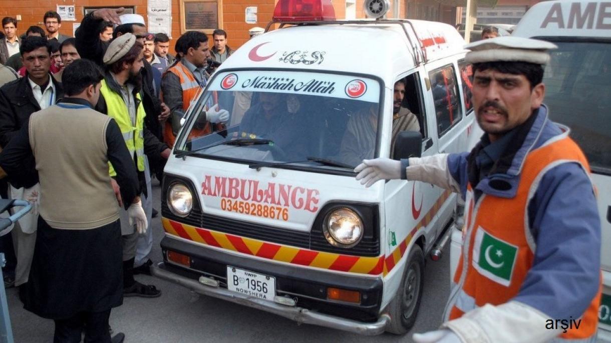 巴基斯坦发生撞车事故后燃起大火:10人死亡