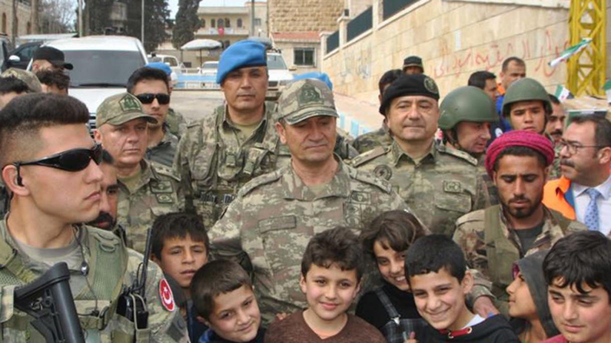 O comandante do 2º Corpo do Exército passa revista às tropas turcas em Afrin