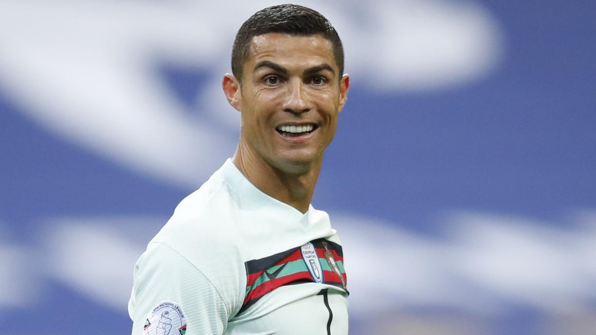 Cristiano Ronaldo recebe prêmio de melhor jogador do século 