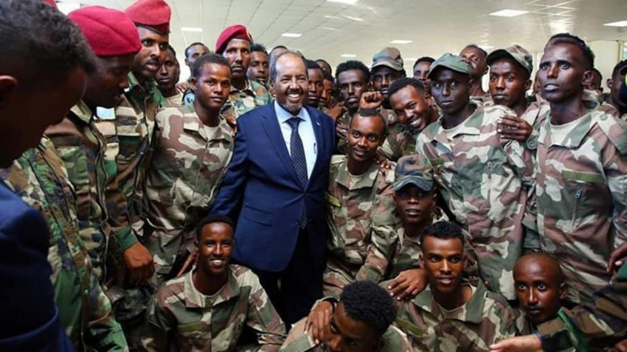 Somaliniň Prezidenti Ysparta welaýatynda somalili esgerler bilen duşuşdy