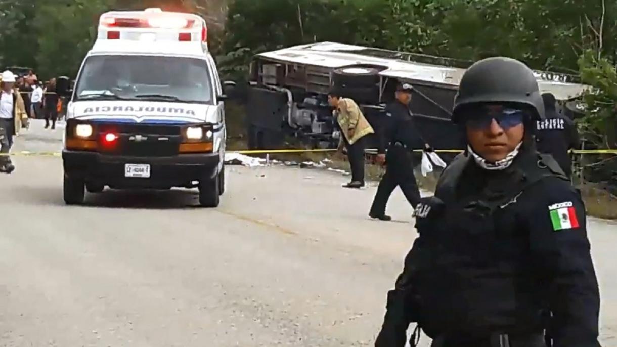 墨西哥东部载游客大巴士翻车致12人丧生