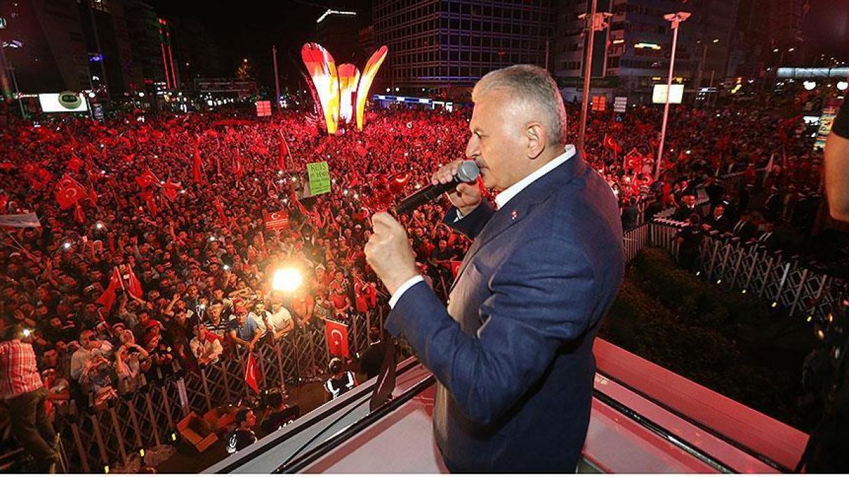 El primer ministro Binali Yıldırım ha discursado en la Plaza de Kızılay ante los ciudadanos