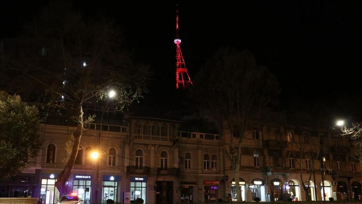 A török zászló színeibe borult a Tbiliszi-torony
