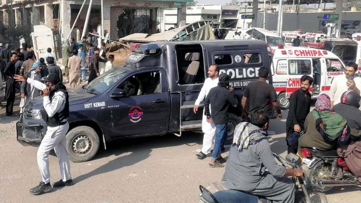 20 загинали при сблъсък на автобус с бензиновоз в Пакистан