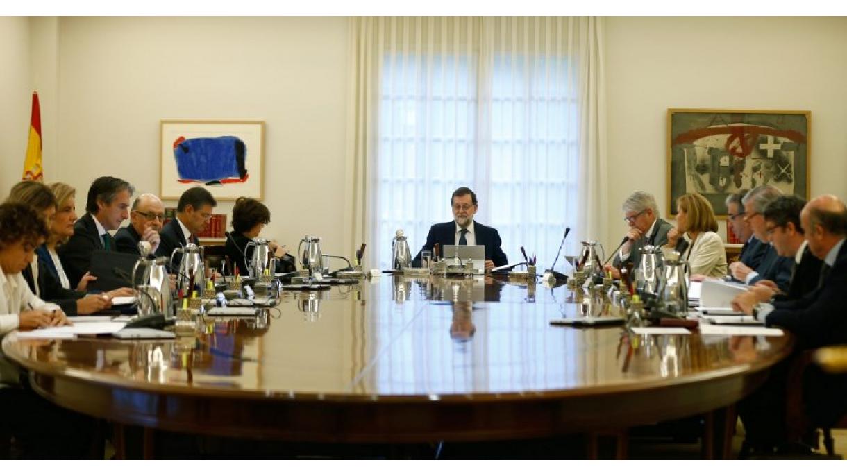 Rajoy requiere a Puigdemont para que confirme si proclamó la independencia
