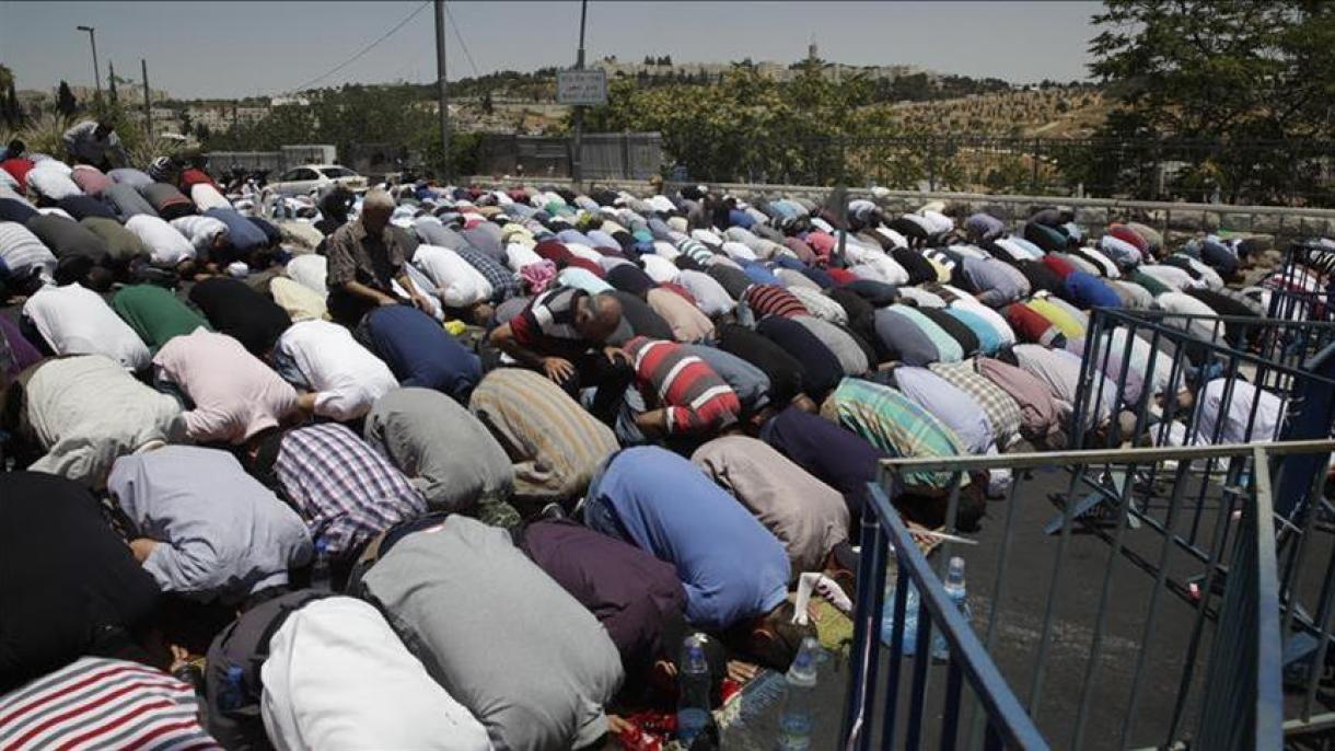 فلسطینیان نمازجمعه را در خیابان‌های قدس ادا کردند
