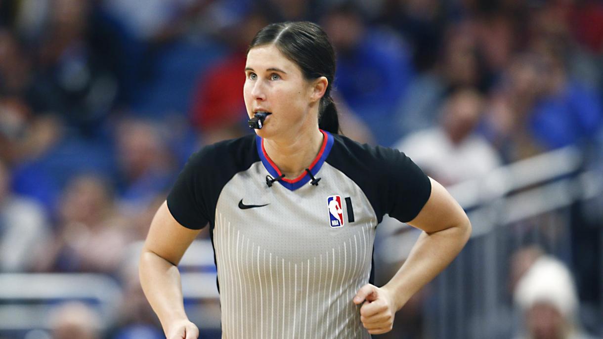 La NBA hizo historia al incluir a dos mujeres árbitros en un partido