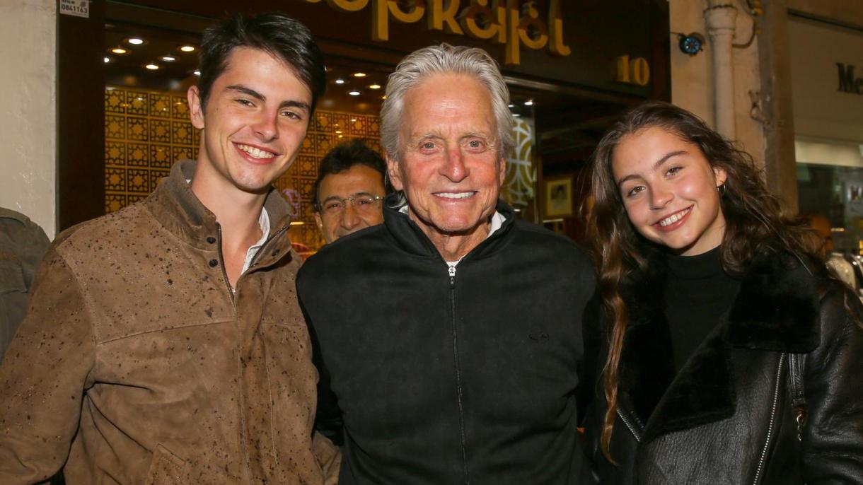 گردش مایکل داگلاس هنرپیشه مشهور امریکایی به همراه خانواده اش در استانبول