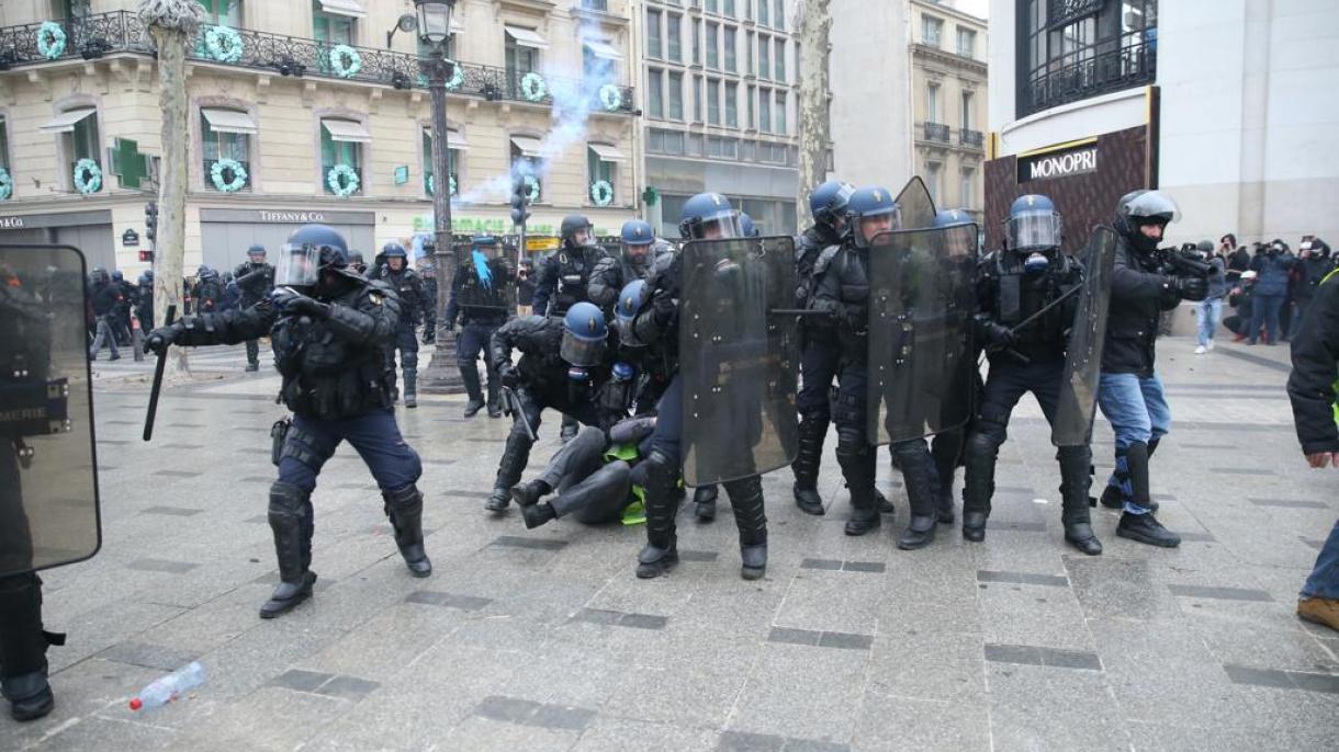 На вчерашните протести во Франција повторно имаше судири помеѓу демонстрантите и полицијата
