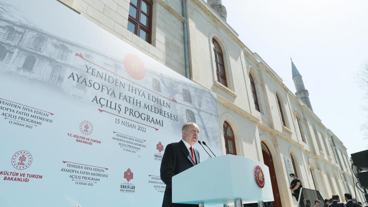 El presidente Erdogan inaugura la Madrasa Santa Sofía de Fatih