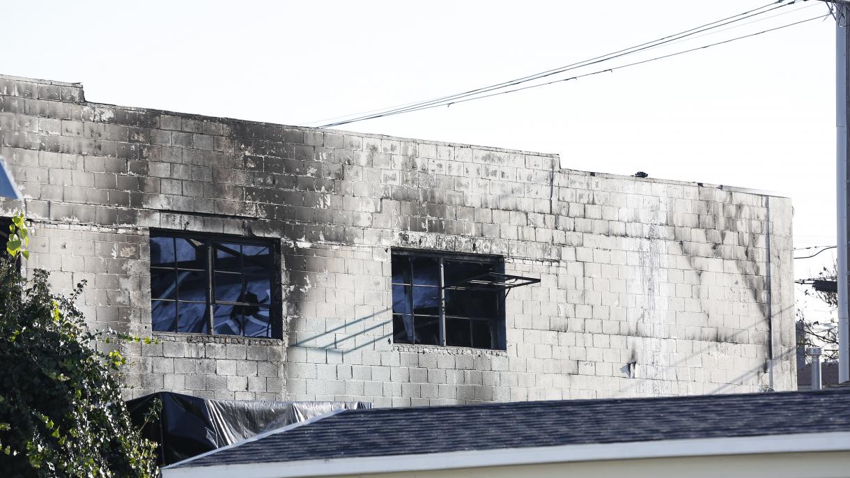 美国奥克兰市一仓库起火33人死