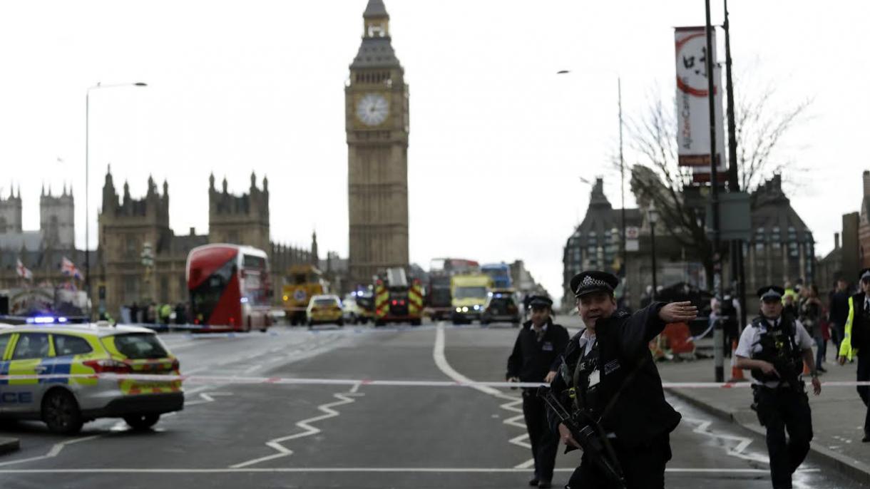 A biztonsági kordonokba hajtott egy autó a londoni parlamentnél