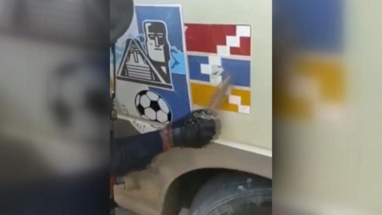 سربازان آذربایجانی پرچم دولت به اصطلاح موسوم به قره‌باغ را از روی یک خودرو برداشتند