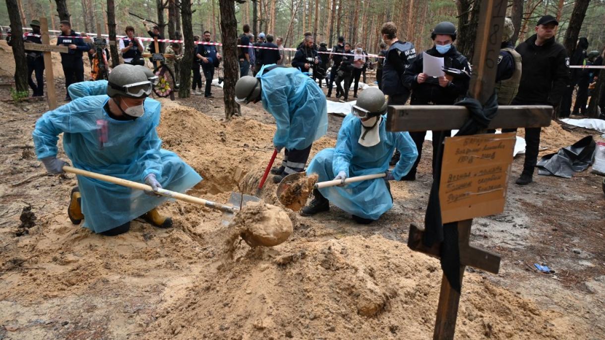 Autoridades ucranianas comienzan a exhumar los cuerpos sin vida hallados en fosa común en Izium