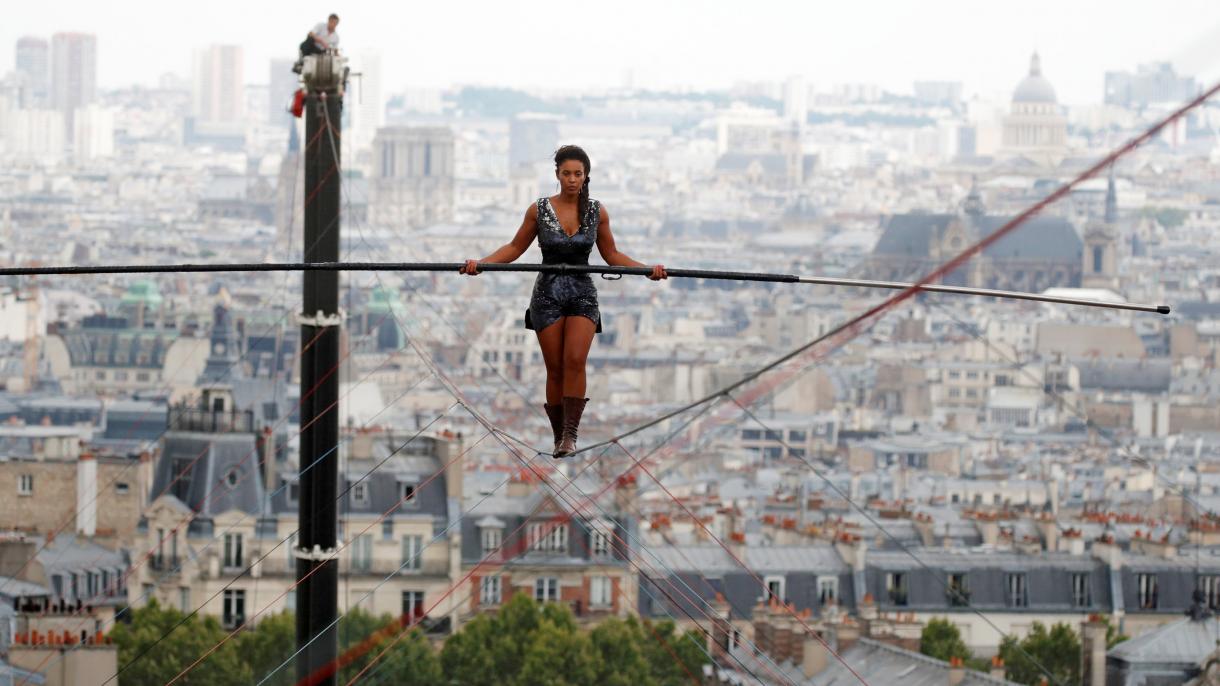 نمایش بندبازی یک زن در پاریس
