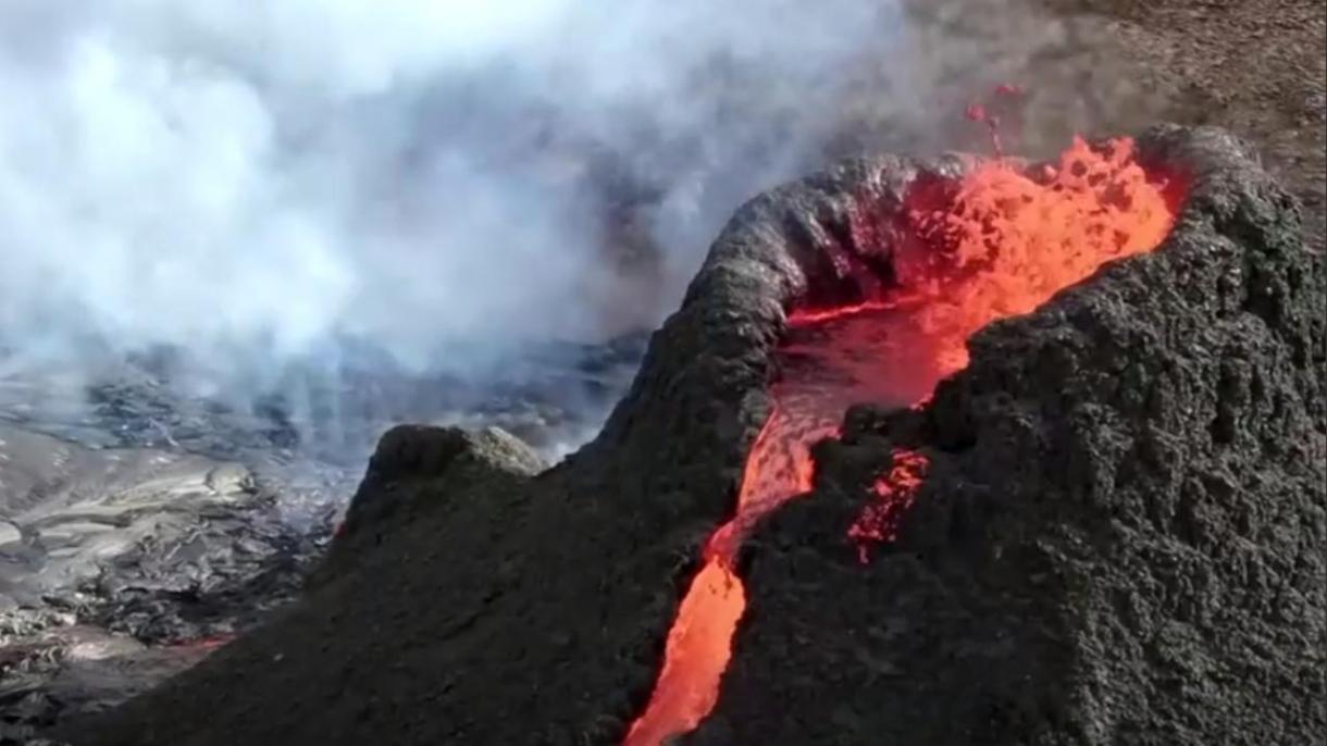冰岛法格拉达尔火山喷发