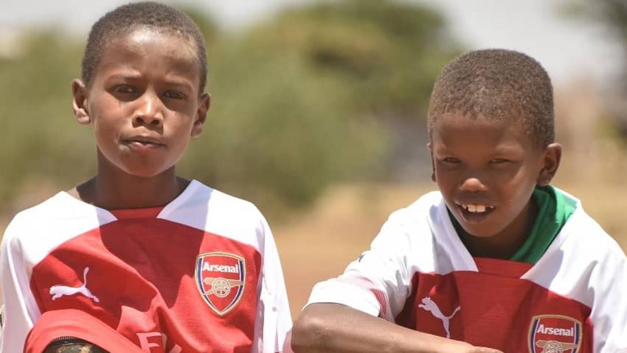 Mesut Ozil: cadouri pentru copii din Kenya