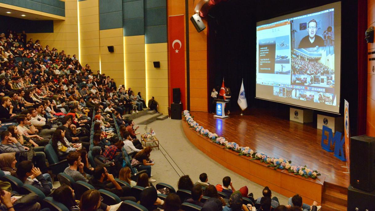 Científico turco se dirige a los estudiantes desde la NASA