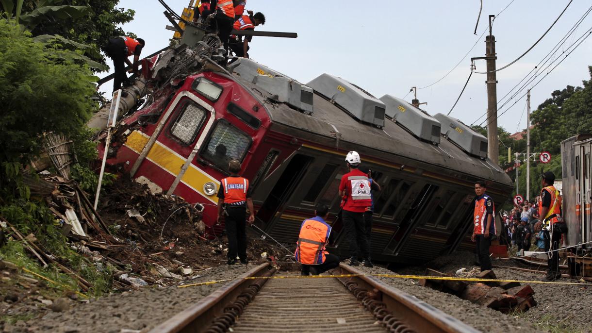 انڈونیشیا: مسافر ٹرین پٹڑی سے اتر گئی